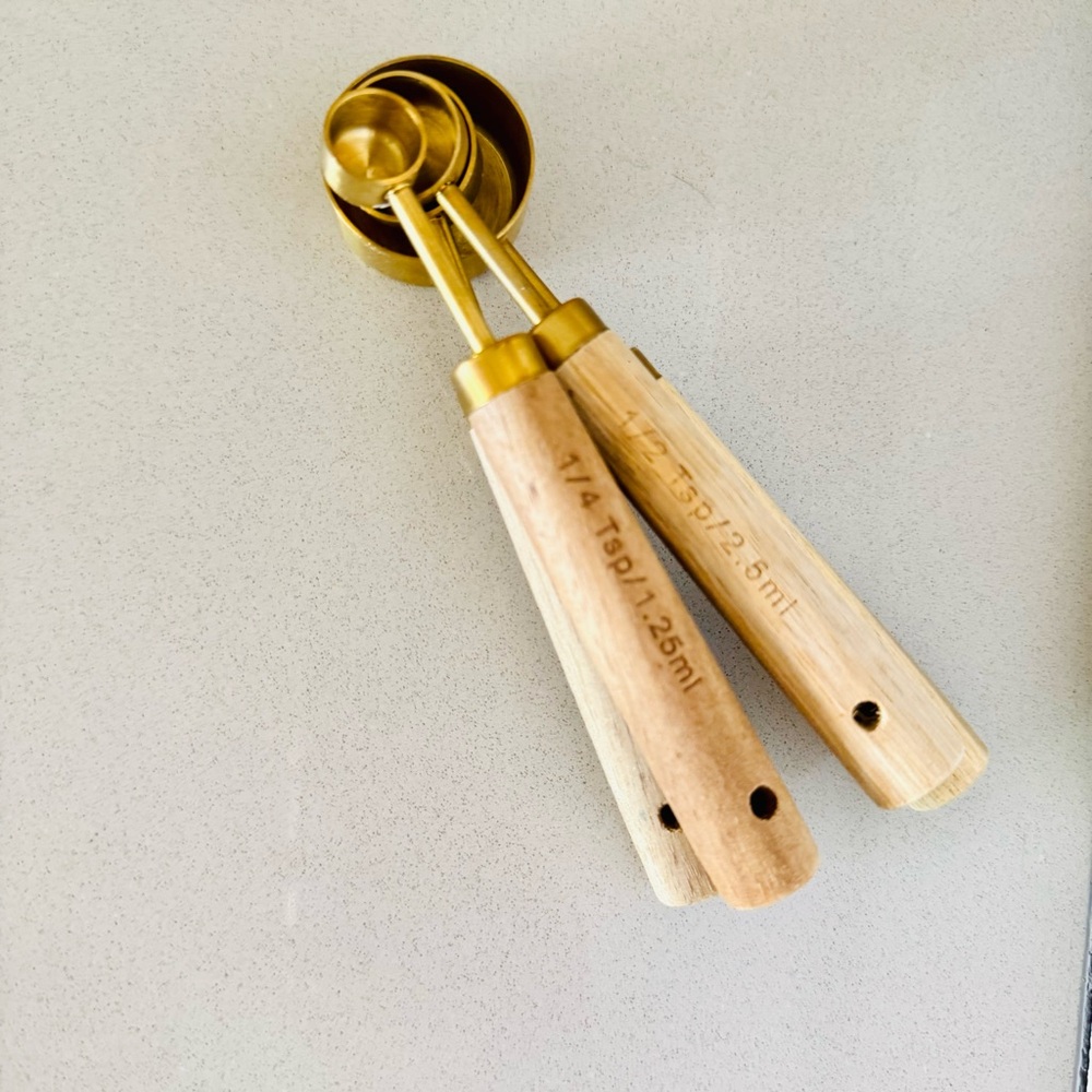 4 ANTHROPOLOGIE Gold Brass Metallic Cup Wood Handle Measuring Spoons Cooking Set - Picture 7 of 7